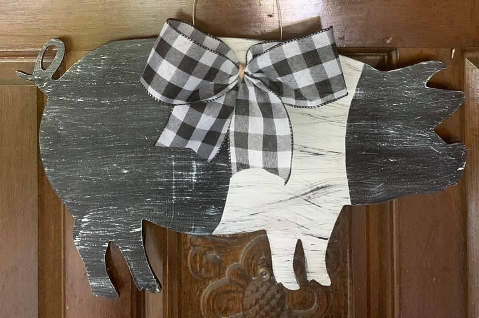 Rustic Pig Door Hanger - B/W